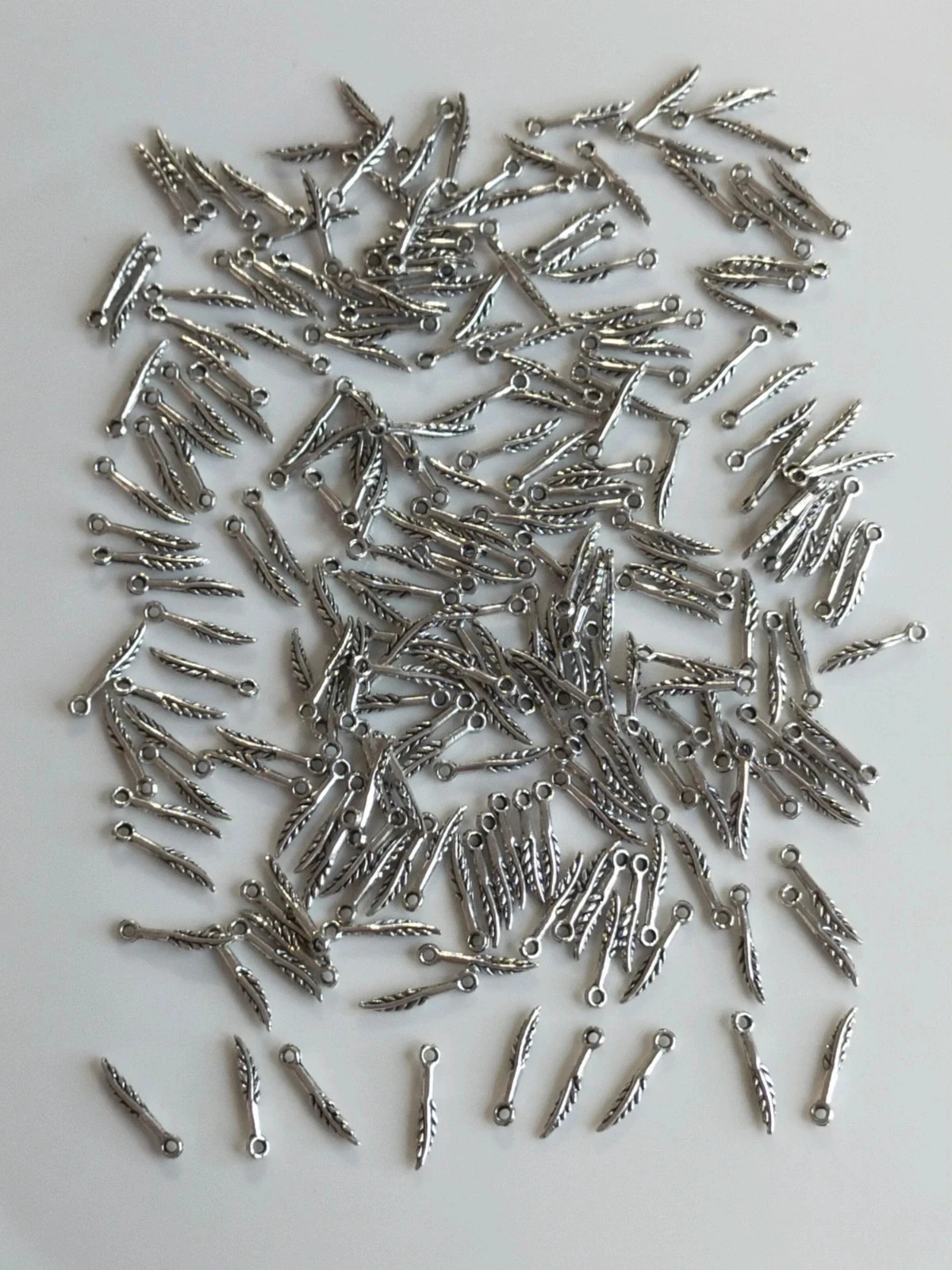 200 minis breloques charms plumes argentées Lot n°6234